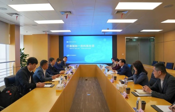 中国汽车工程学会副理事长兼秘书长侯福深一行到访汽车城调研交流