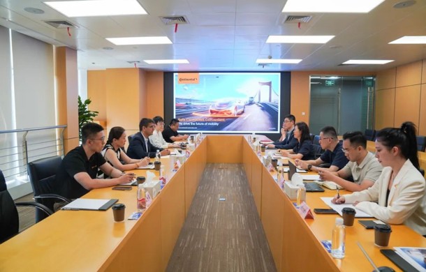 大陆汽车子集团全球CTO Gilles Mabire一行来访汽车城参观交流