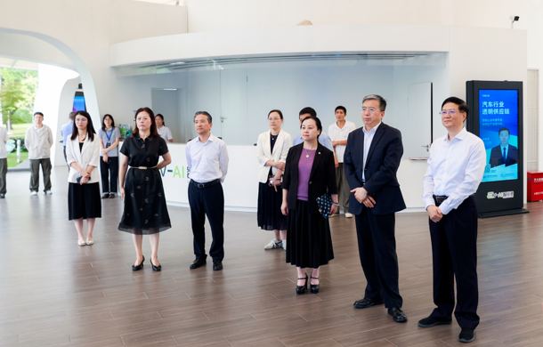 “精准标注·智护安全” 2025年上海市职工职业技能系列竞赛智能网联新能源汽车技能竞赛在汽车城举行